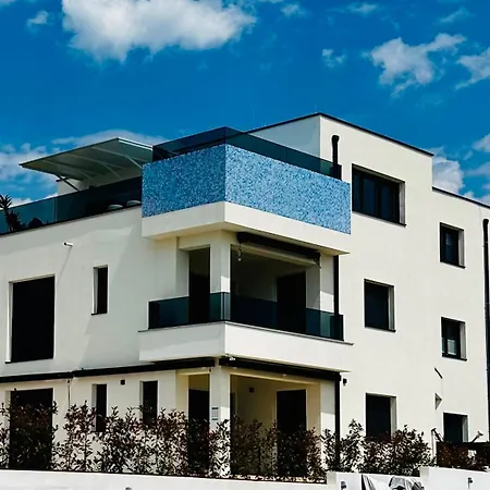 아파트 Penthouse Blue Horizon- A Luxury Penthouse With Infinity Pool, Hot Tub, Sauna And Sea Views!