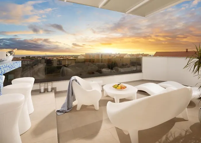 아파트 Penthouse Blue Horizon- A Luxury Penthouse With Infinity Pool, Hot Tub, Sauna And Sea Views!