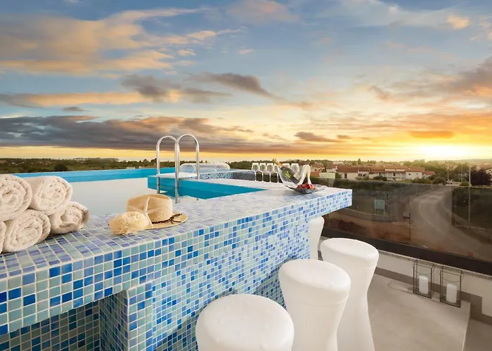 아파트 Penthouse Blue Horizon- A Luxury Penthouse With Infinity Pool, Hot Tub, Sauna And Sea Views! 포레치