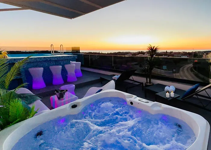 아파트 Penthouse Blue Horizon- A Luxury Penthouse With Infinity Pool, Hot Tub, Sauna And Sea Views!